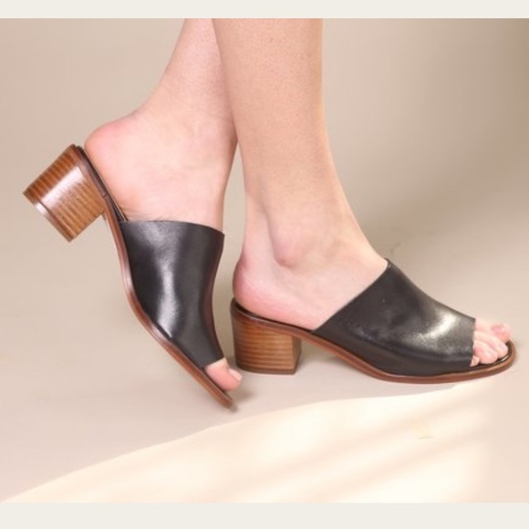 Intentionally Blank Deb Sandal - Picture 7 of 9